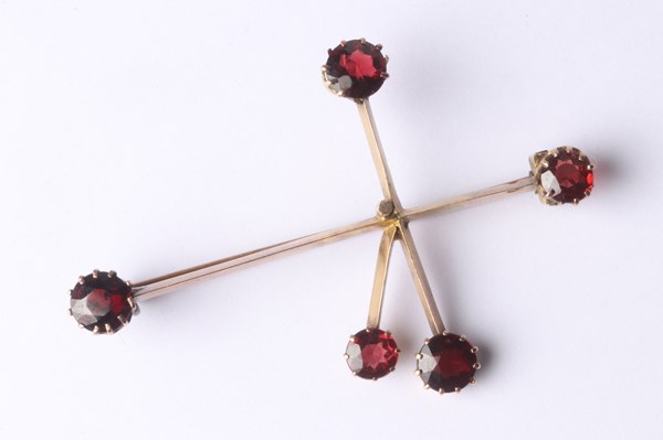 Lot 1066 - GOLD BROOCH