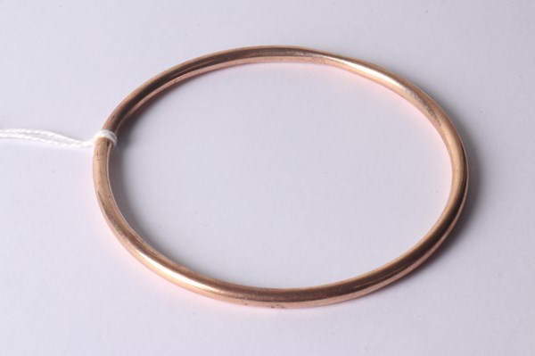 Lot 1028 - GOLD BANGLE