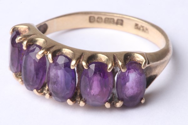 Lot 1014 - GOLD & AMETHYST RING
