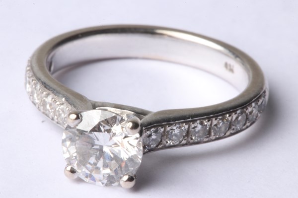 Lot 1041 - DIAMOND RING