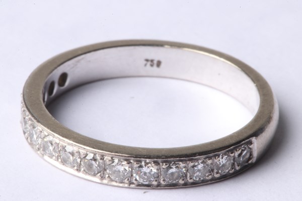 Lot 1042 - GOLD & DIAMOND RING