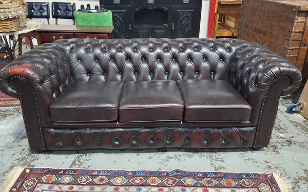 Lot 14 - CHESTERFIELD LOUNGE
