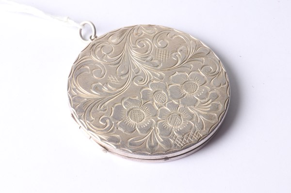 Lot 1145 - SILVER LOCKET