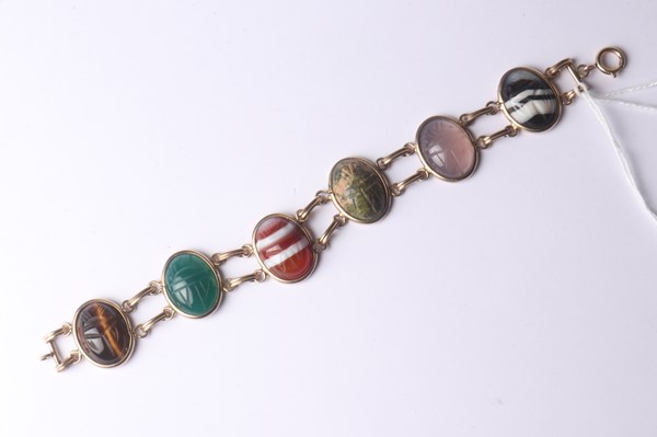 Lot 1095 - AGATE BRACELET