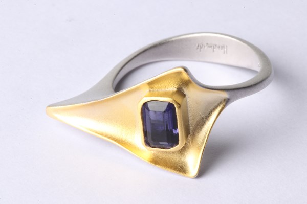Lot 1115 - MODERNIST RING