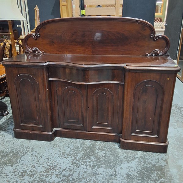 Lot 37 - SIDEBOARD