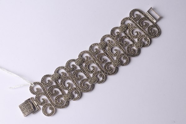 Lot 1151 - SILVER BRACELET