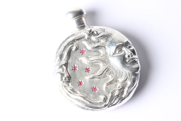 Lot 1152 - PERFUME FLASK
