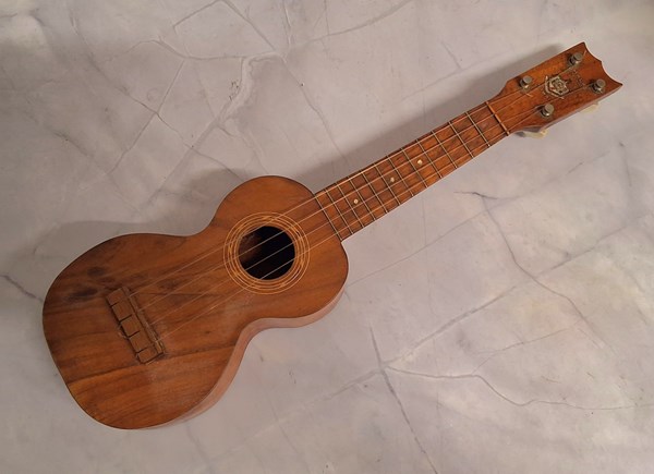 Lot 1543 - UKULELE