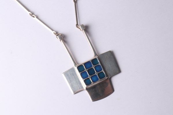 Lot 1127 - MODERNIST SILVER NECKLACE