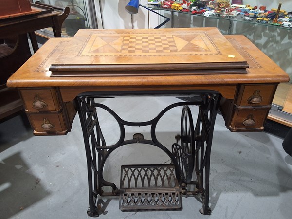 Lot 468 - SEWING MACHINE