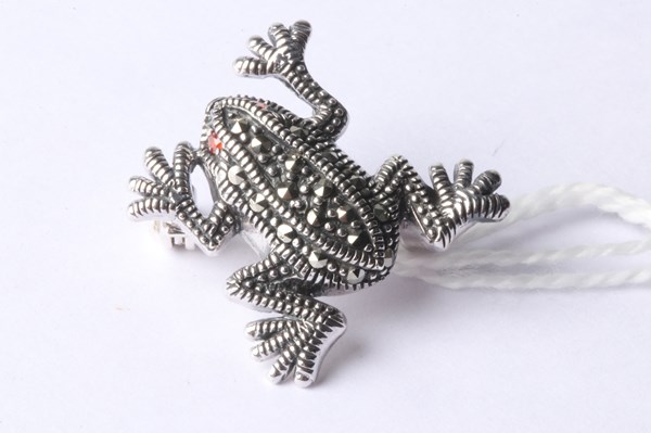 Lot 1143 - FROG BROOCH