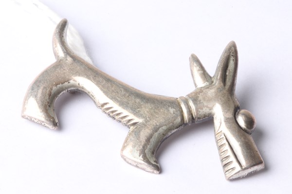 Lot 1136 - SILVER DOG BROOCH