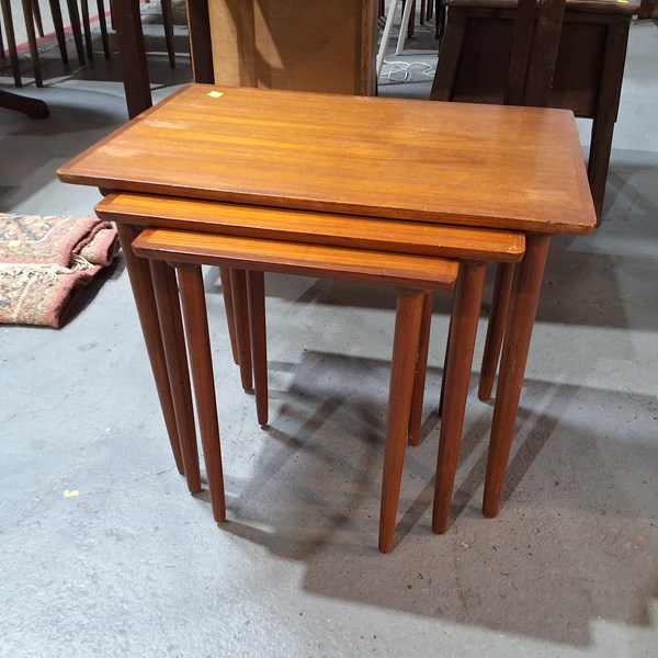 Lot 475 - NEST OF TABLES
