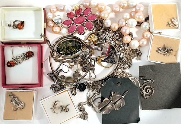 Lot 1163 - JEWELLERY