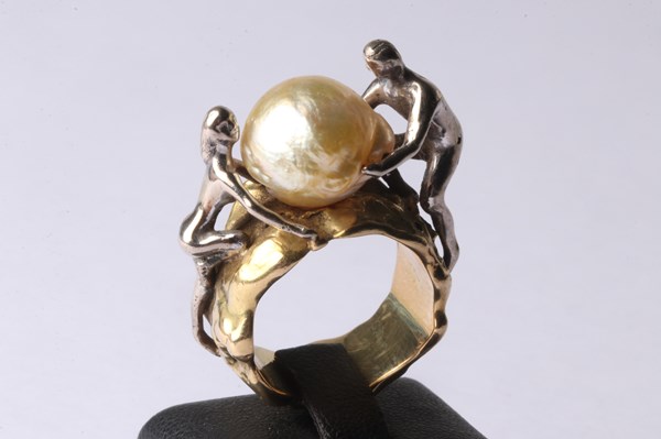 Lot 1040 - GOLD RING