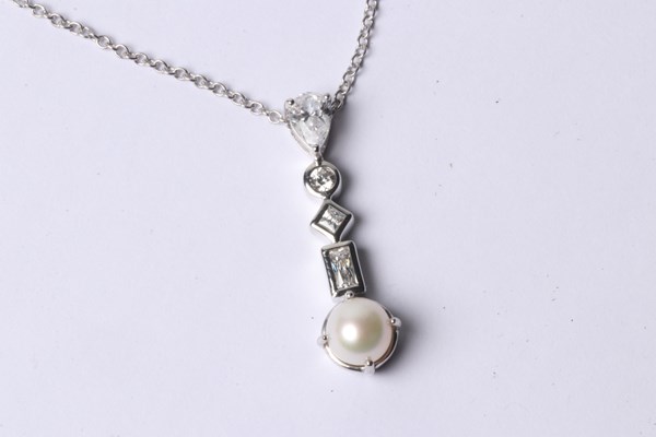 Lot 1027 - NECKLACE