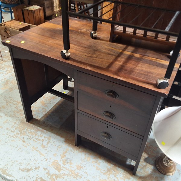 Lot 369 - DESK