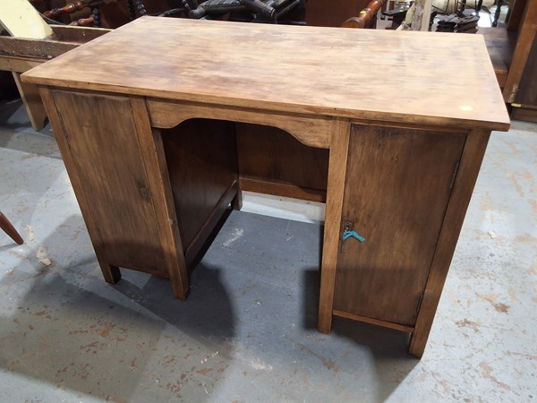 Lot 271 - DESK