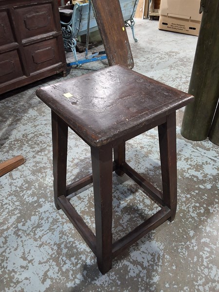Lot 25 - STOOL