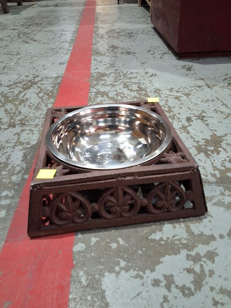 Lot 23 - DOG BOWL