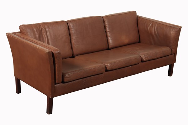 Lot 108 - LEATHER LOUNGE