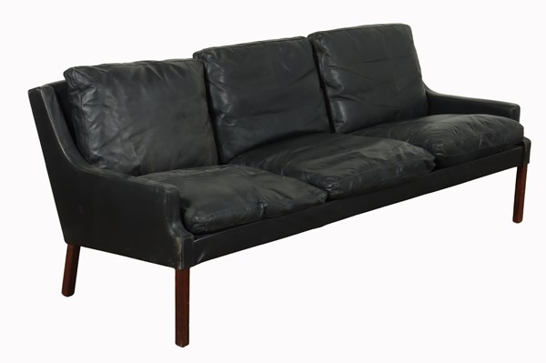 Lot 150 - LEATHER LOUNGE