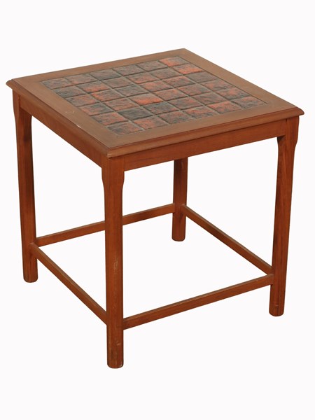 Lot 136 - LAMP TABLE