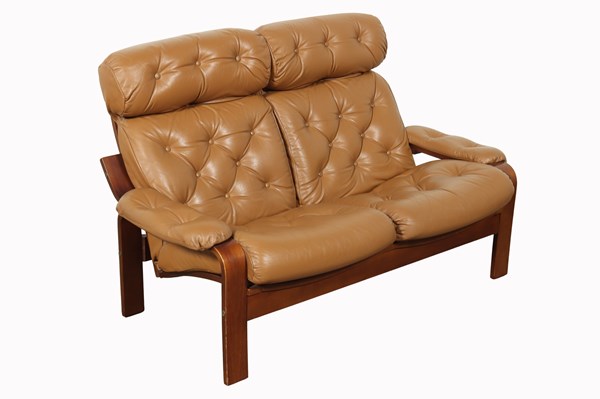 Lot 74 - LEATHER LOUNGE