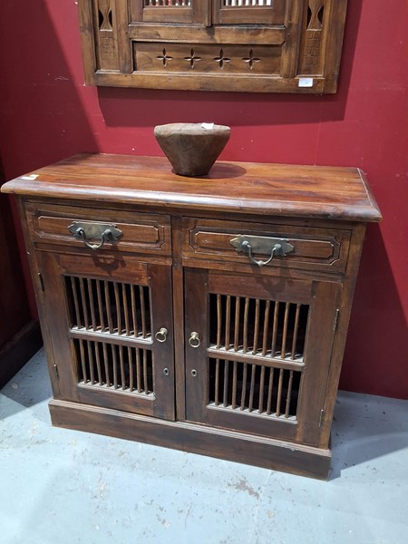 Lot 33 - SIDEBOARD
