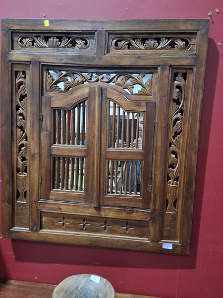 Lot 31 - WALL MIRROR