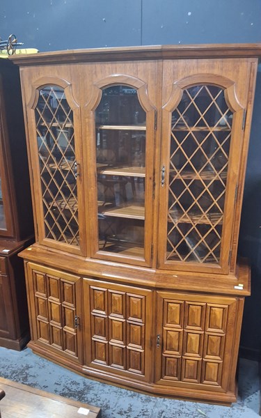 Lot 155 - DISPLAY DRESSER