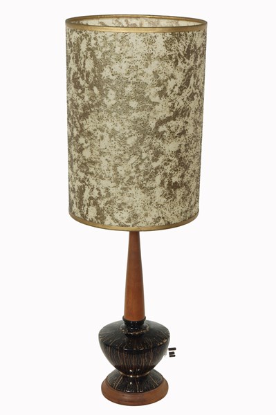 Lot 129 - TABLE LAMP