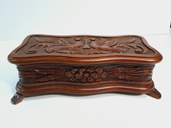 Lot 1259 - JEWELLERY BOX