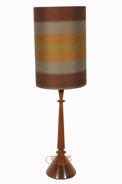 Lot 118 - TABLE LAMP