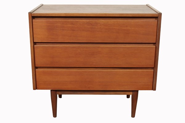 Lot 82 - PETITE CHEST OF DRAWERS