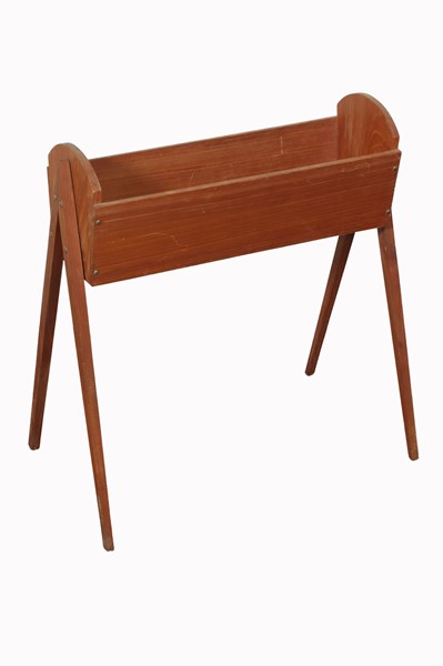 Lot 48 - PETITE PLANT STAND