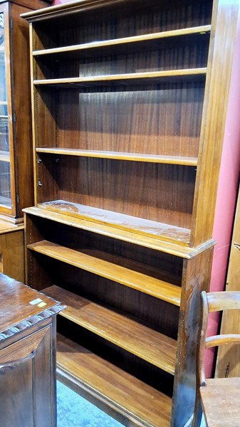 Lot 161 - BOOKSHELF