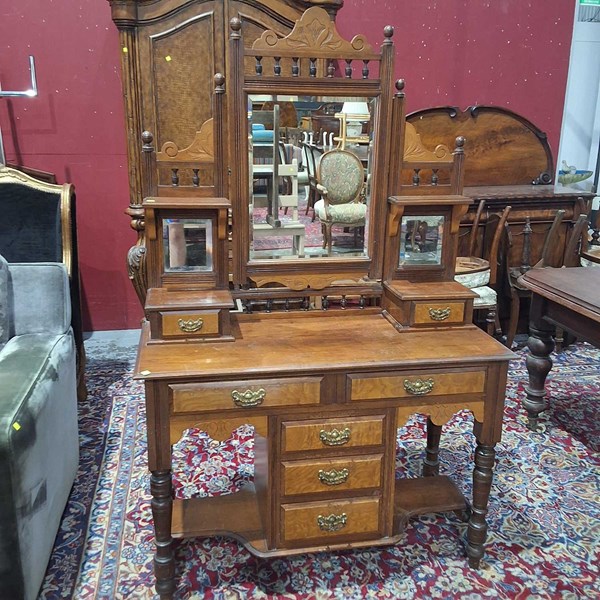 Lot 188 - DRESSING TABLE