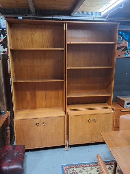 Lot 266 - BOOKSHELF