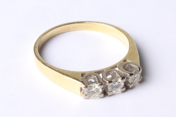 Lot 1017 - GOLD & DIAMOND RING