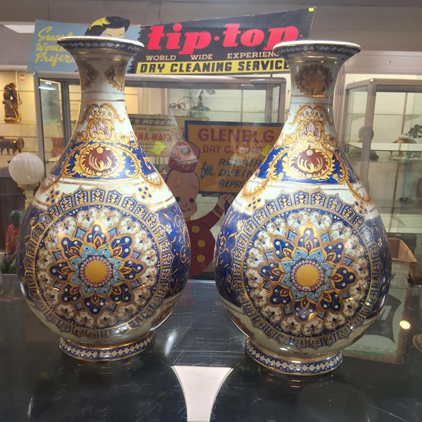 Lot 1245 - VASES