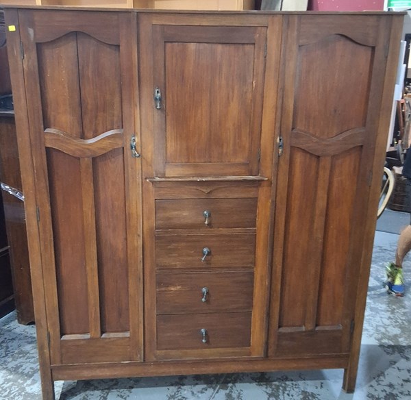 Lot 191 - WARDROBE