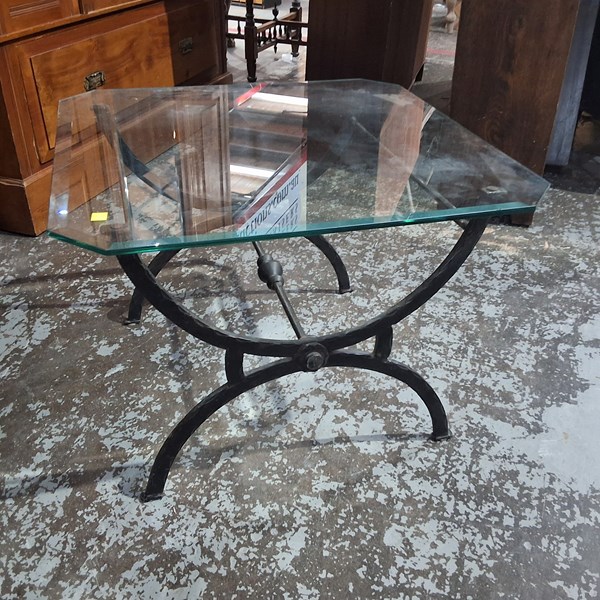 Lot 186 - COFFEE TABLE