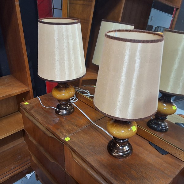 Lot 9 - TABLE LAMPS