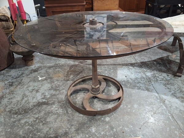 Lot 293 - CIRCULAR TABLE