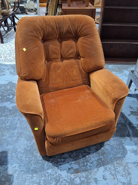 Lot 197 - LOUNGE CHAIR