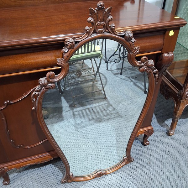 Lot 305 - WALL MIRROR