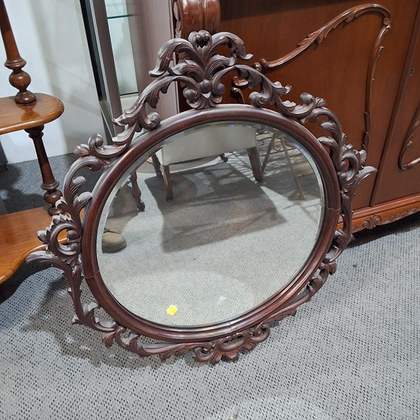 Lot 304 - WALL MIRROR