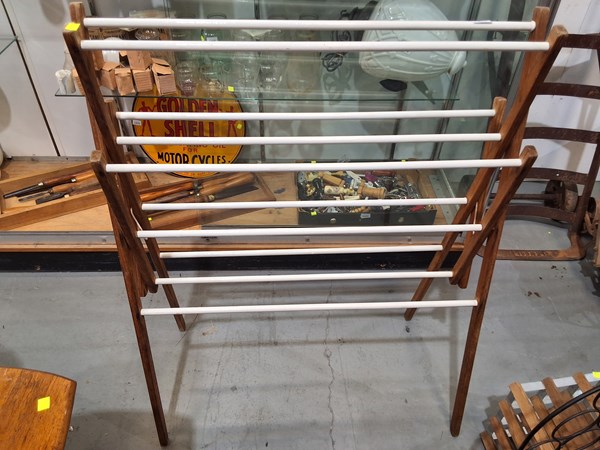 Lot 306 - CLOTHES AIRER